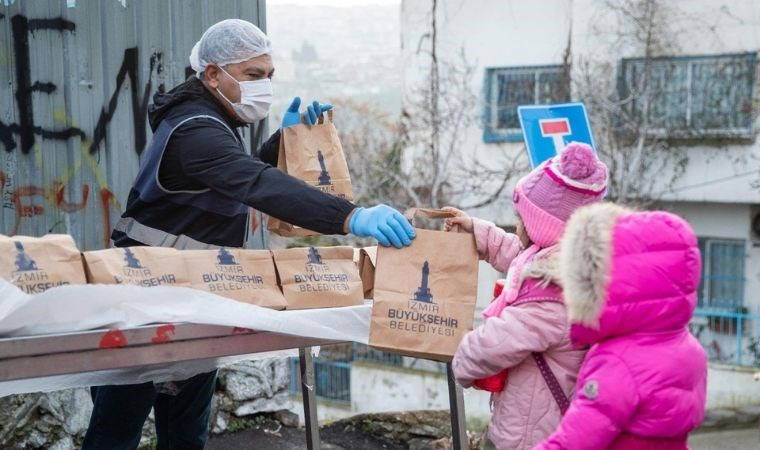 İzmir Büyükşehir Belediyesi'nden ilkokul öğrencilerine beslenme paketi