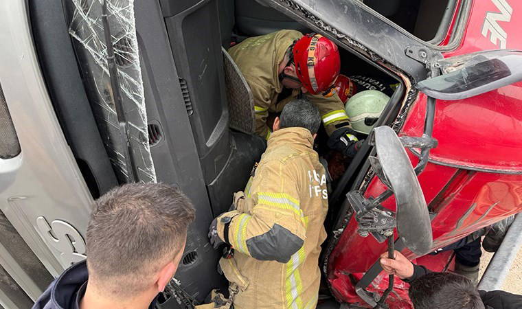 Bursa'da panik anları! Ahşap yüklü TIR devrildi: Şoför ağır yaralandı!