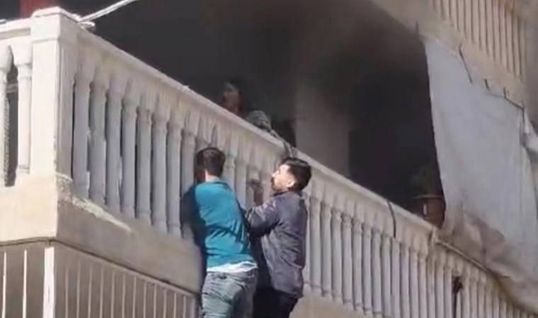 Mardin'de ev yangını paniği! Komşular yardıma koştu: 3 kişi tahliye edildi