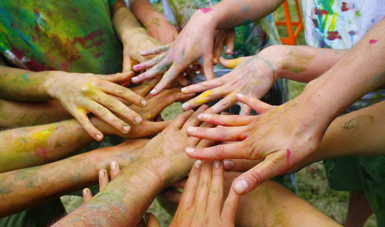 Kuzenleriyle kardeş gibi büyüyen 4 kadın burcu: Bu burçların öz olmayan kardeşleri de var