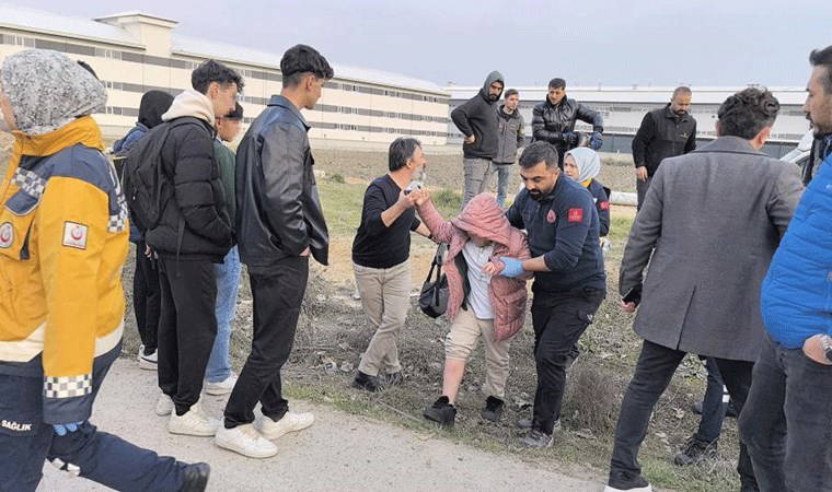 Öğrenci servisi otomobile çarptı: 6’sı öğrenci 10 yaralı