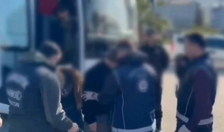 Otobüsün gizli bölmesinden 26 göçmen çıktı