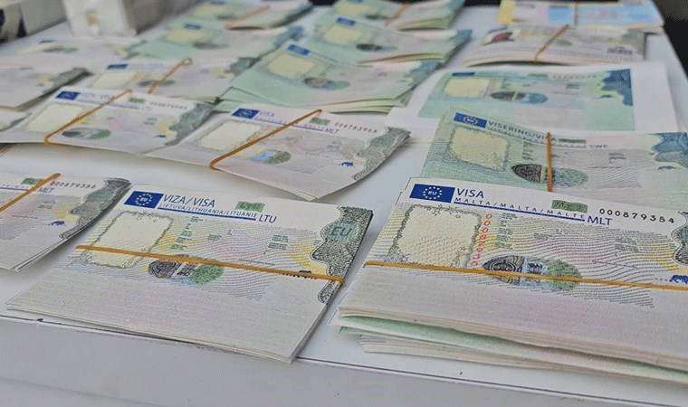 Sahte kimlik ve pasaport çetesi çökertildi: İstanbul'da 5 gözaltı!