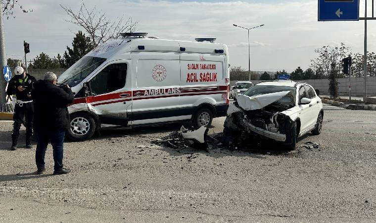Elazığ'da ambulans ile otomobil çarpıştı: Yaralılar var!