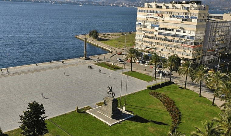 Son dakika deprem... Ege Denizi'nde 5.2 büyüklüğünde deprem! İzmir ve çevre illerden hissedildi