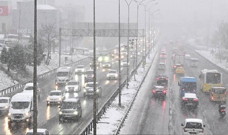 İstanbul'da ulaşıma kar etkisi: Trafik durma noktasına geldi