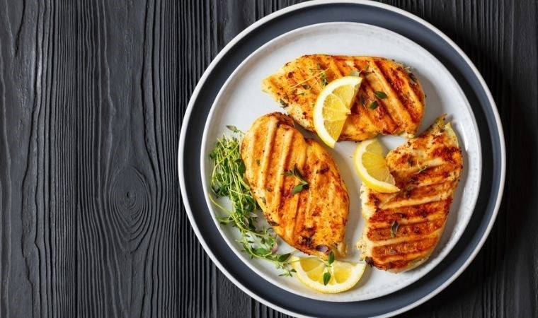 Akşam yemeğine farklı ve pratik lezzet arayanların çok seveceği tarif: Limonlu tavuk tarifi