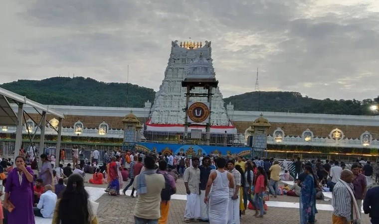 Hintliler vize için tapınaklara akın etti