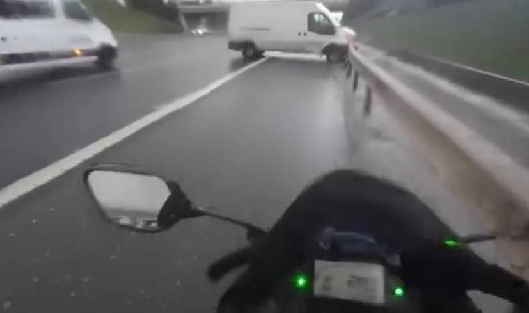 Saniye saniye kaydedildi: İstanbul'da makas atan sürücü kaza yaptı!