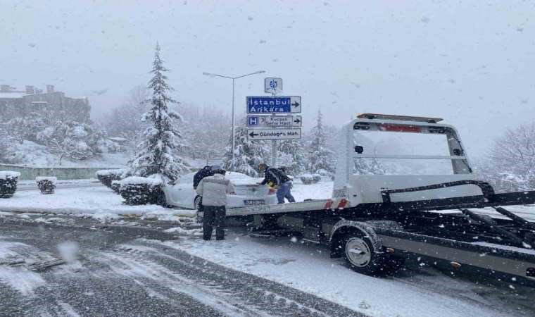 Aniden bastıran kar yağışı yurttaşlara zor anlar yaşattı