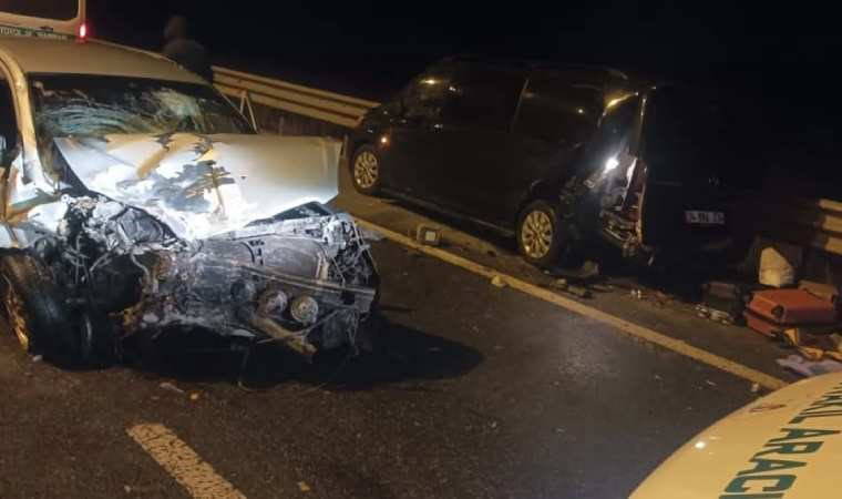 Lastik değiştirenlere otomobil çarptı: 2 ölü, 7 yaralı