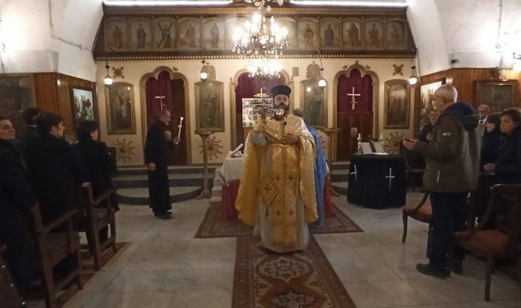 Hatay'da depremde hayatını kaybedenler için kilisede ayin