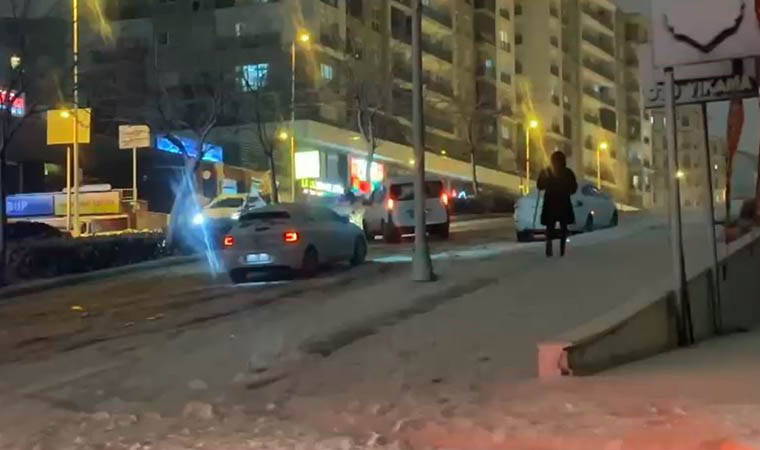 İstanbul'da 'kar' manzaraları: Araçlar yollarda kaldı!