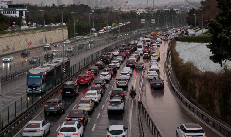 İstanbul trafiğinde kar yağışı yoğunluğu!