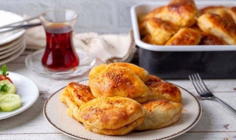 Kahvaltıya dakikalar içinde hazırlayabileceğiniz şipşak lezzet: Karbonatlı puf poğaça tarifi