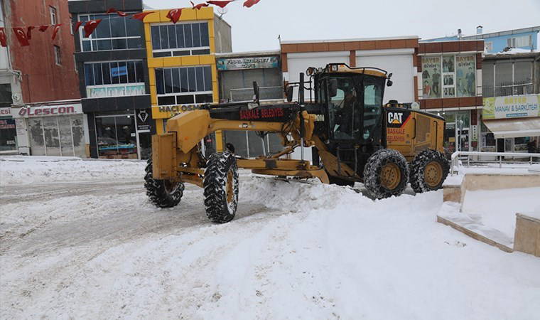 Van'da 'kar' esareti: 81 yerleşim yeri ulaşıma kapandı