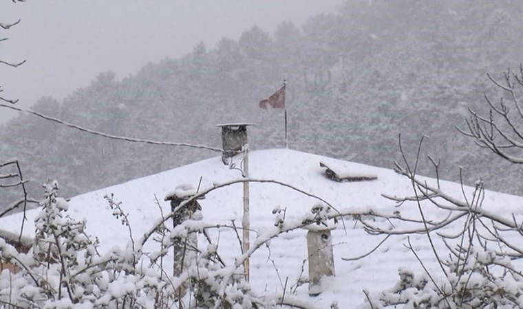 İstanbul'da kar yağışı: Yüksek kesimlerde örtü kalınlığı 10-15 santimetreye ulaştı