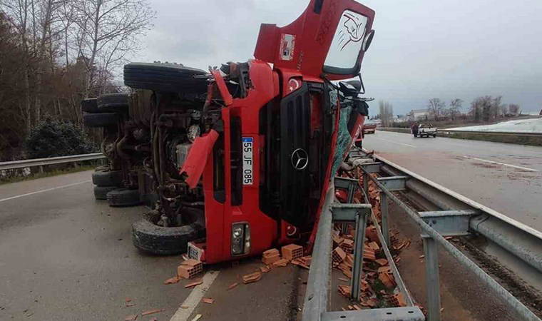 Sinop'ta faciadan dönüldü! Tuğla yüklü kamyon devrildi: 1 yaralı