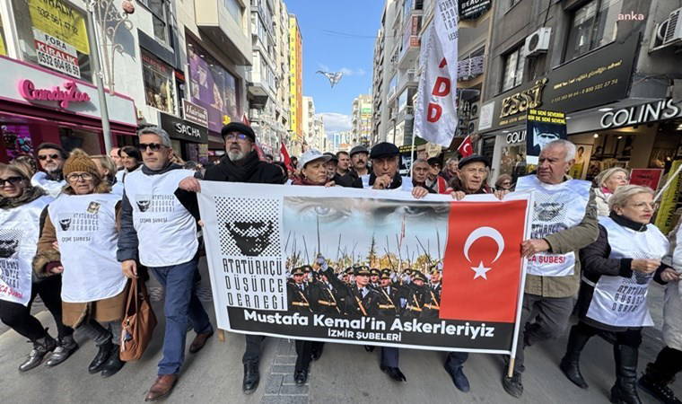 İzmir'de teğmenlerin ihracına protesto: 'Evlatlarımızın ve değerli komutanlarımızın yanındayız'