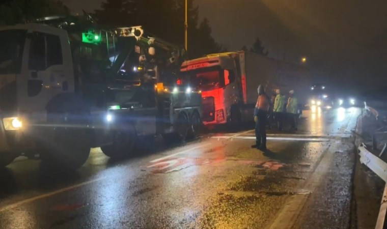 TIR kazası nedeniyle D-100 kara yolu trafiğe kapandı