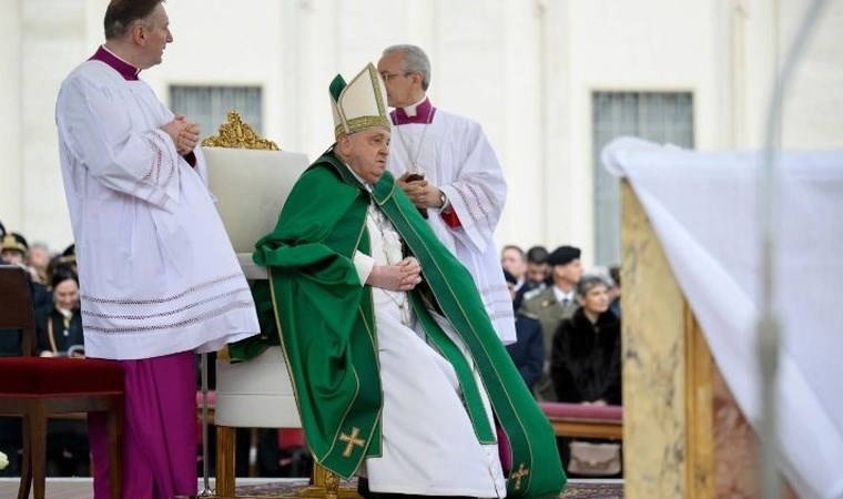 Nefes almakta güçlük çekti: Papa konuşmasını tamamlayamadı