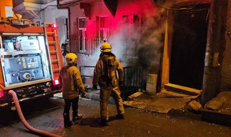 Beyoğlu’nda 4 katlı binada elektrik sobasından yangın çıktı