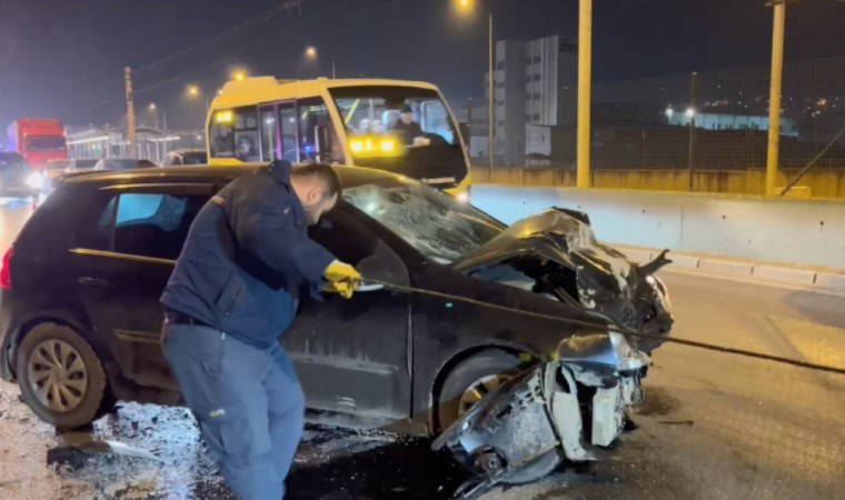 Bursa'da otomobil, halk otobüsüne çarptı: Çok sayıda kişi yaralandı!