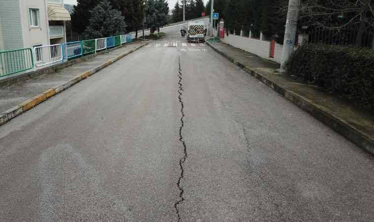 Kar yağışından sonra yarık büyüdü: Yolu trafiğe kapattılar!
