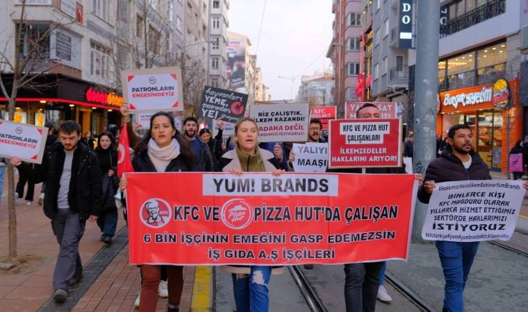 Maaşlarını ve tazminatlarını alamayan KFC ve Pizza Hut işçilerinden eylem: 'Krizin yükünü patronlar ödesin'