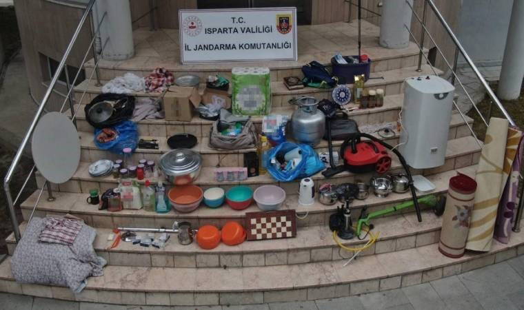 Isparta’da bahçe evi soygunu! Hırsızlar tutuklandı, çalıntı eşyalar sahibine teslim edildi