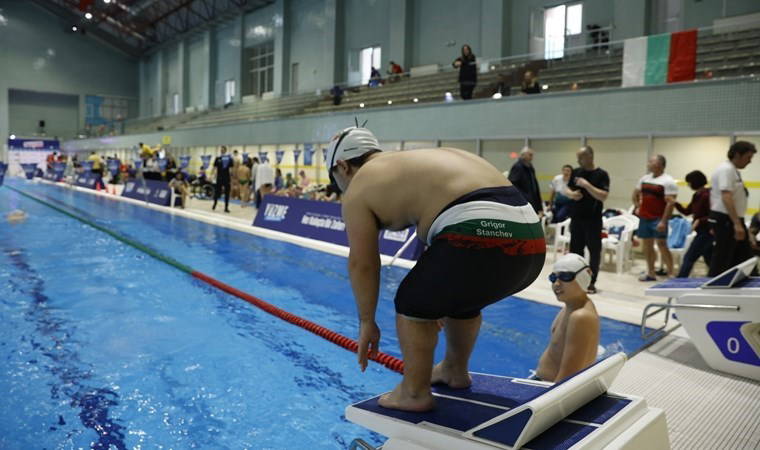 4 ülkeden 149 engelli sporcu havuzda kulaç attı