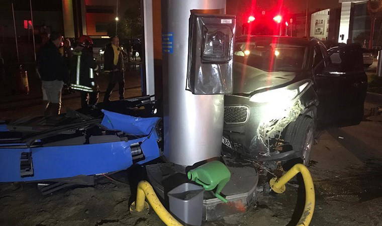 Kocaeli'de faciadan dönüldü: Savrulan otomobil, akaryakıt istasyonundaki pompayı devirdi!