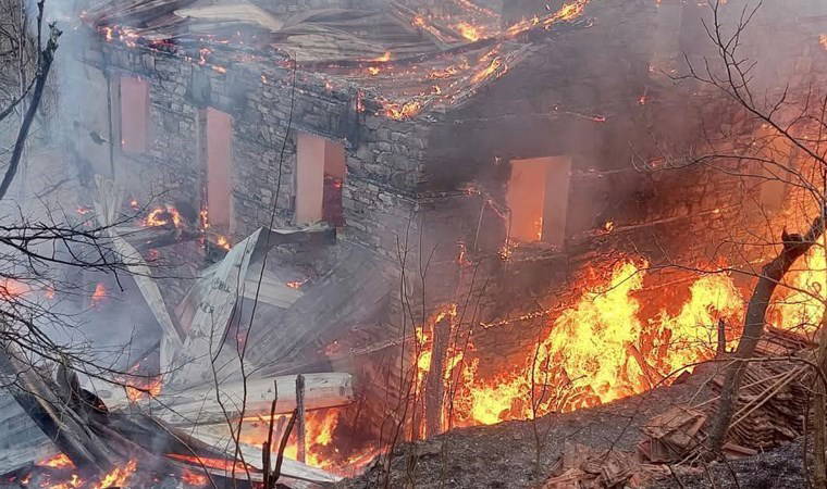 Sütçüler'de korkutan ev yangını: İtfaiye müdahale etti!