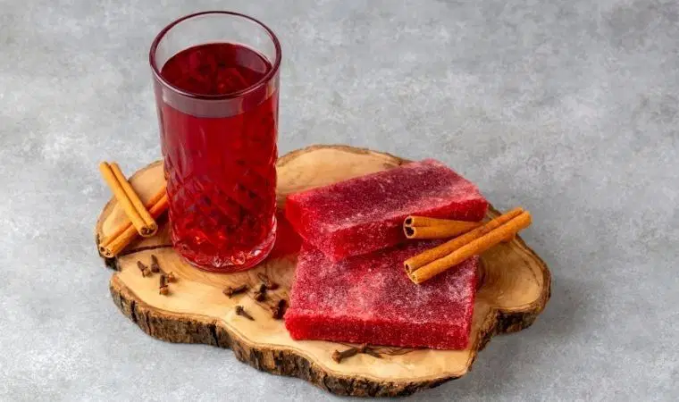 İftar sofralarını süslüyor, gazlı içecek yerine tercih ediliyor: Osmanlı'dan günümüze ulaşan vitamin deposu içecek