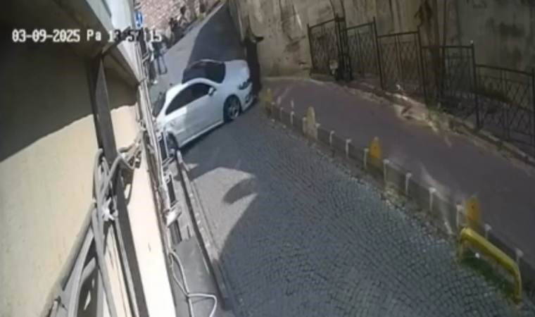 Fatih'te ileri yerine geri vites yapan sürücü, yoldan geçen kadına çarptı