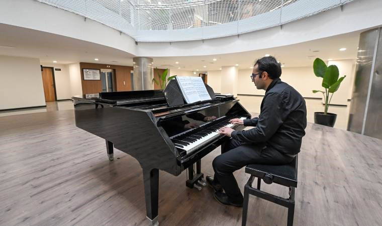 Mersin Büyükşehir Belediyesi'nde haftada 2 gün piyano dinletisi