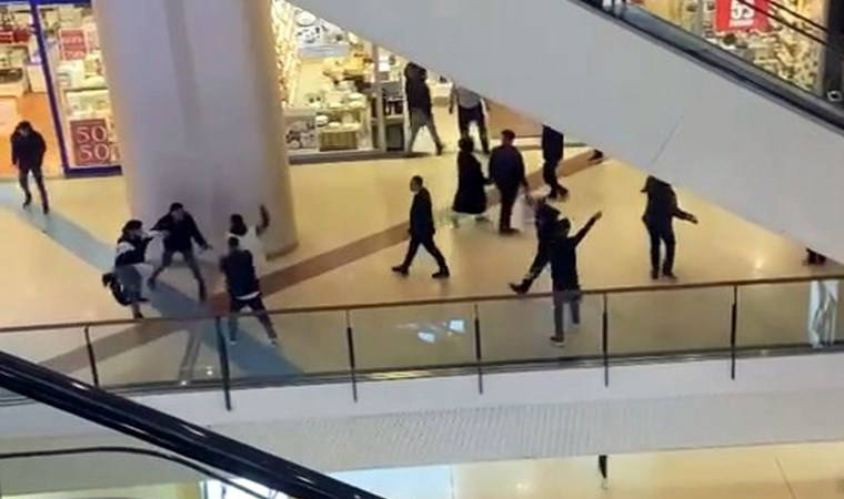 Kameralara yansıdı: Esenyurt'ta AVM'de 2 ayrı noktada kavga!