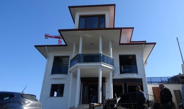 Girdikleri villada, garajdaki aracın parçalarını çalıp evi ateşe verdiler!