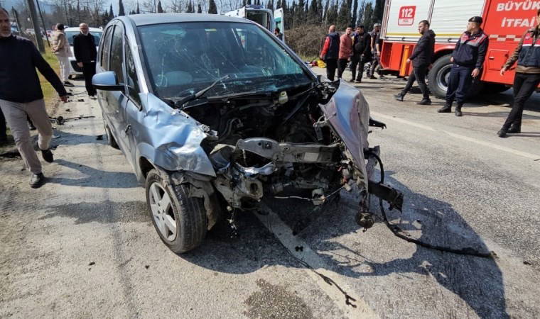 Minibüs ile otomobil çarpıştı: 5'i çocuk 10 yaralı!