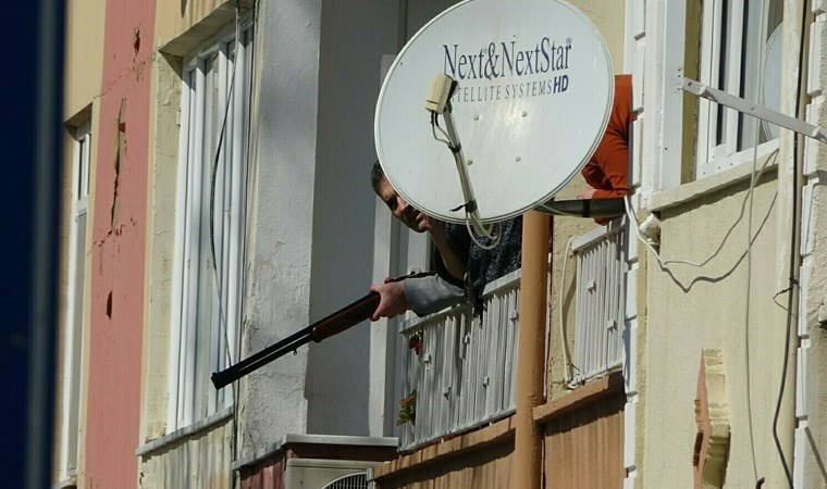 Çanakkale'de korku dolu anlar... Balkondan av tüfeğiyle ateş açtı: Bir kişiyi yaraladı!