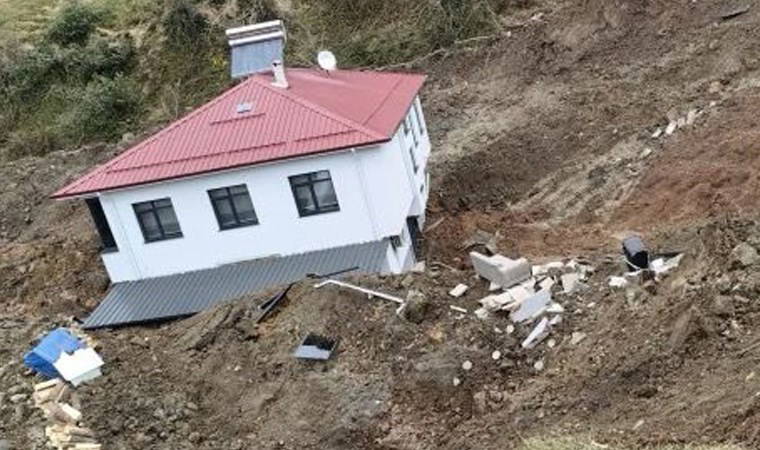 Artvin Kopa'da 'heyelan' paniği! 2 katlı ev 50 metre sürüklendi...