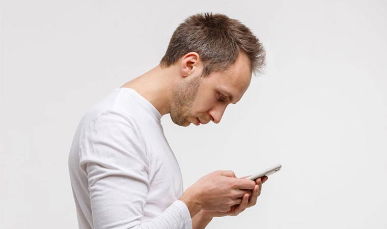 Akıllı telefon bağımlılığına dikkat: 'Text Neck' sendromu artıyor