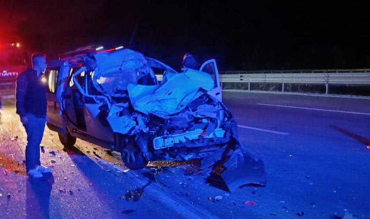Bolu'da Anadolu Otoyolu'nda korkutan kaza! Hafif ticari araç, TIR'a çarptı: Ölü ve yaralılar var...