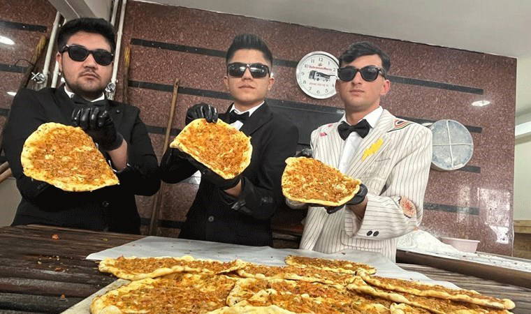 Film değil, gerçek! Takım elbiseli fırıncılar ilgi odağı oldu