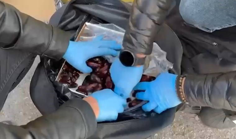Kutudaki hurmalar arasından uyuşturucu çıktı!