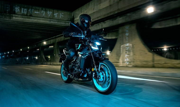 Motosiklet sürücüsü çarptığı kamyonun kasasına uçtu! Hayrete düşüren anlar anbean kaydedildi...