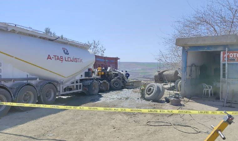 Kum yüklü kamyon park halindeki TIR'lara çarptı: Ölü ve yaralı var!