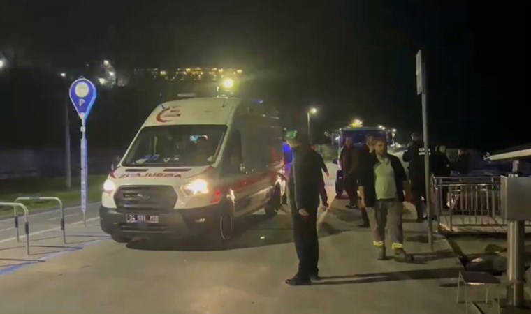 Bakırköy'de panik anları... Bisikletiyle iskelede ilerlerken denize düştü!