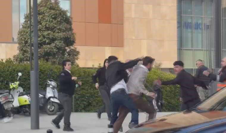 Maltepe’de AVM önünde bıçaklı kavga! Şüpheli paketi bildiren müşteriye saldırdılar