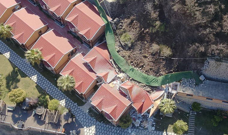 Artvin'de heyelan paniği! Apart otelin istinat duvarı çöktü: 1 yaralı